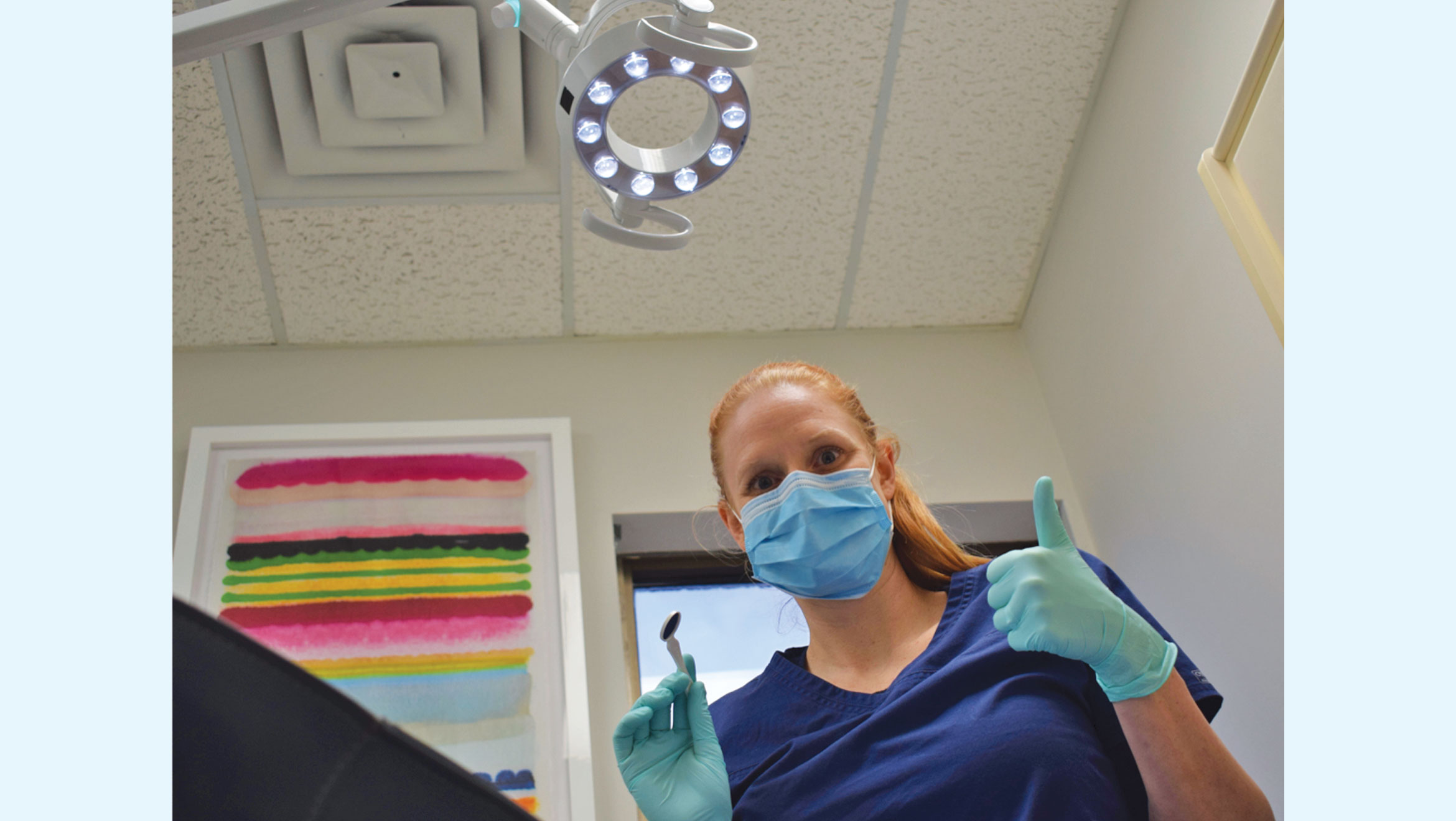 Je vais être assis sur une grande chaise. Elle bougera et penchera vers l’arrière. Je dois bouger le moins possible, afin que le dentiste puisse regarder à mes dents.