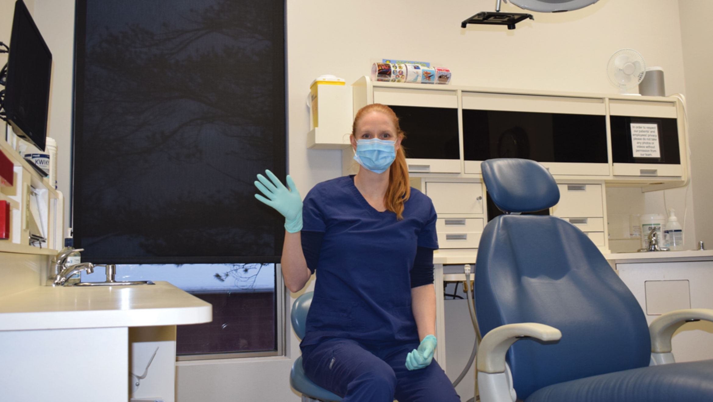 Mon dentiste doit porter un masque et des gants pour être prêt à regarder mes dents.